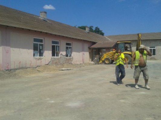 Şantier la Poarta Albă. Şcoala Gimnazială a intrat în reabilitare